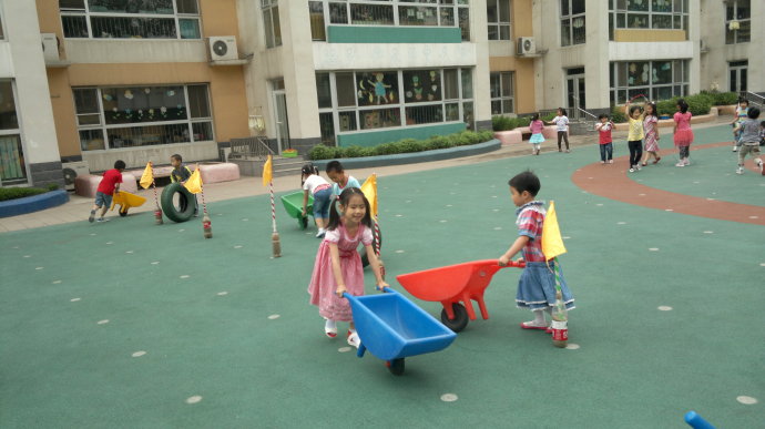 幼儿园幼儿游玩项目：轮胎的多种玩法