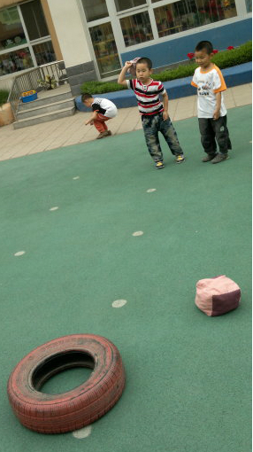 幼儿园幼儿游玩项目：轮胎的多种玩法